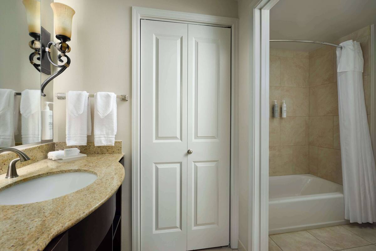 free toiletries, towels