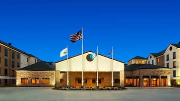 Vista frontal de la propiedad por la tarde o noche