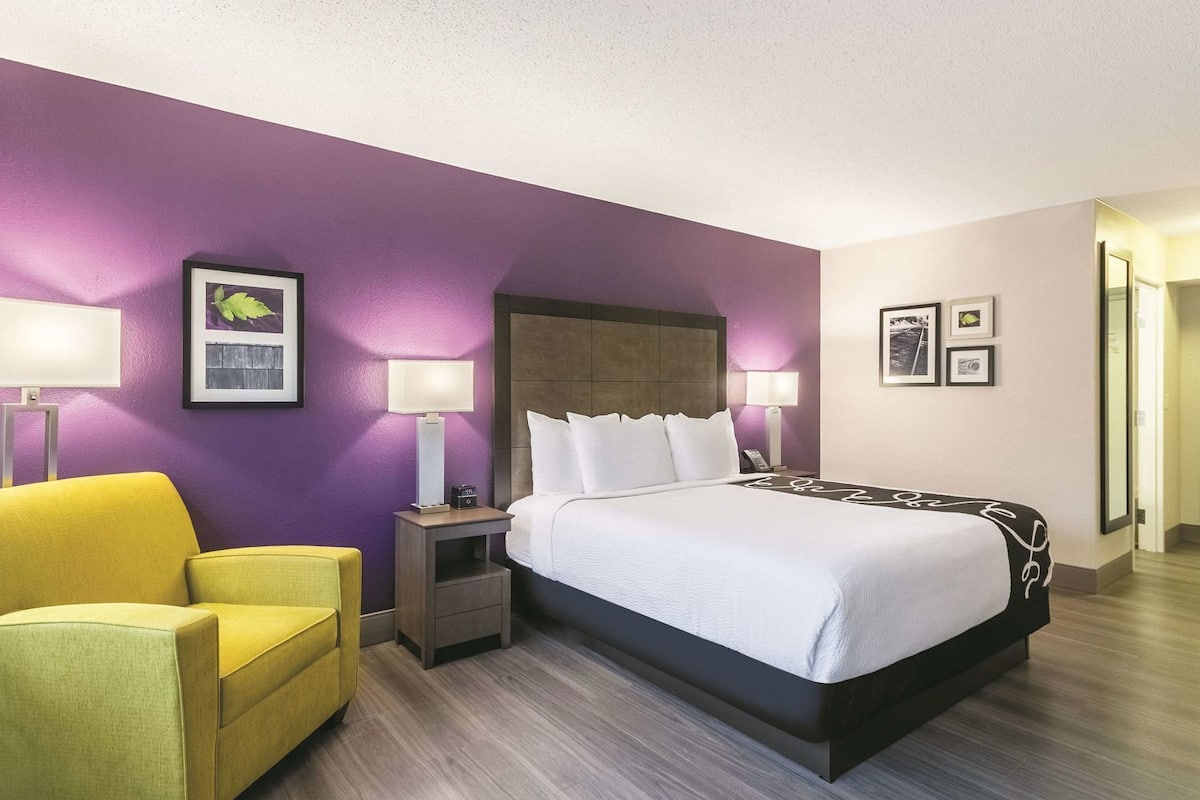 Roupas de cama premium, escrivaninha, cortinas blackout