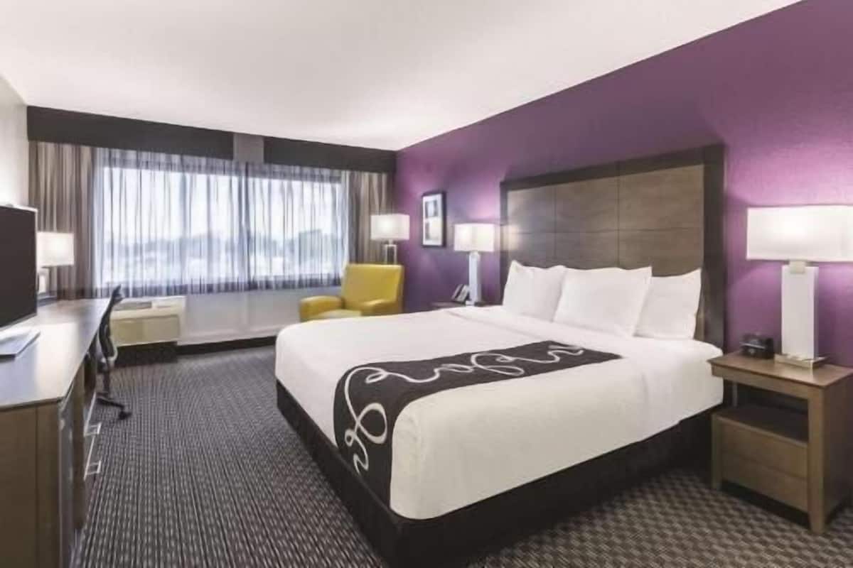 Roupas de cama premium, escrivaninha, cortinas blackout