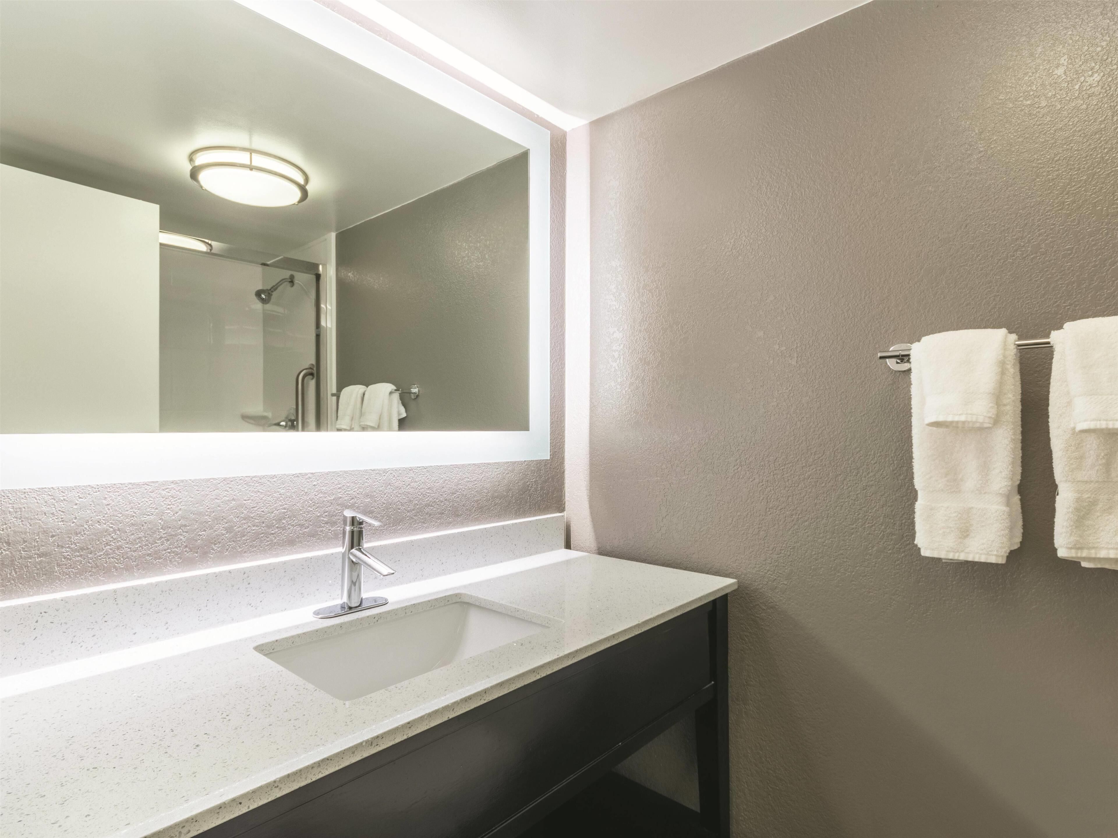 room, 1 king bed, accessible, non smoking | bathroom | combined shower/bathtub, free toiletries, hair dryer, towels