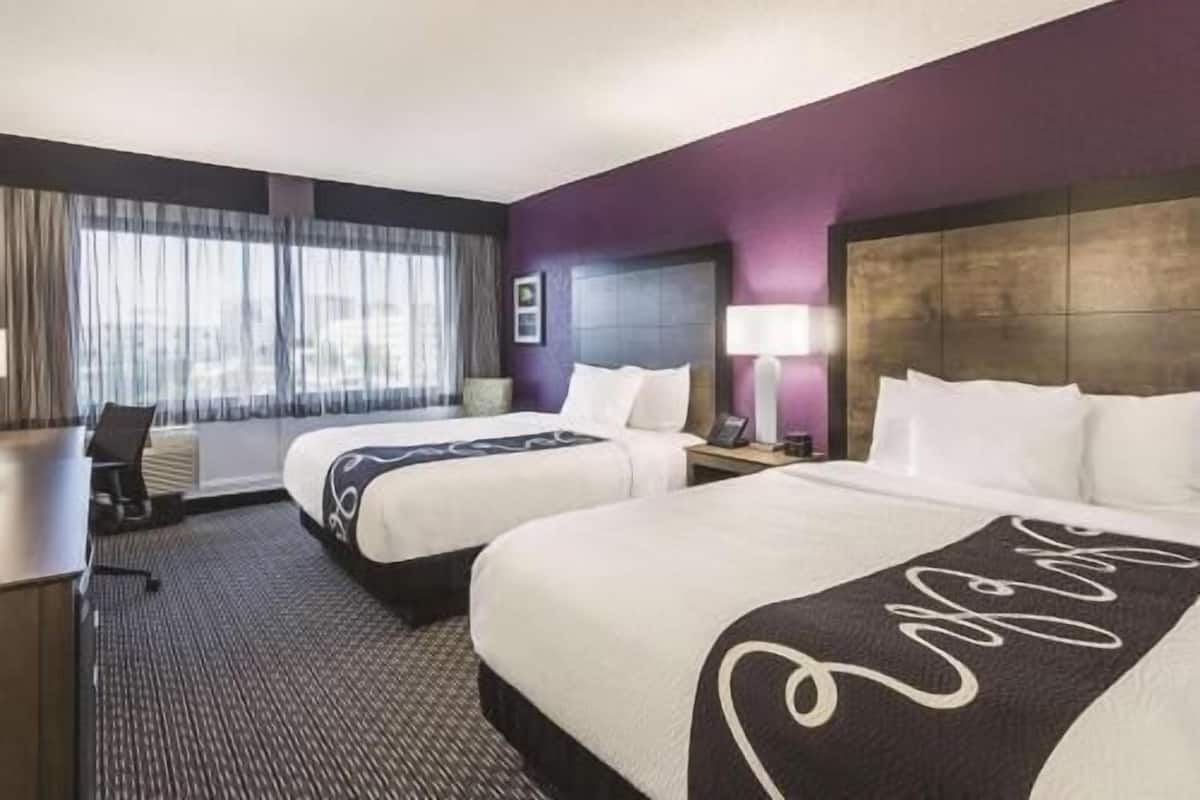 Roupas de cama premium, escrivaninha, cortinas blackout