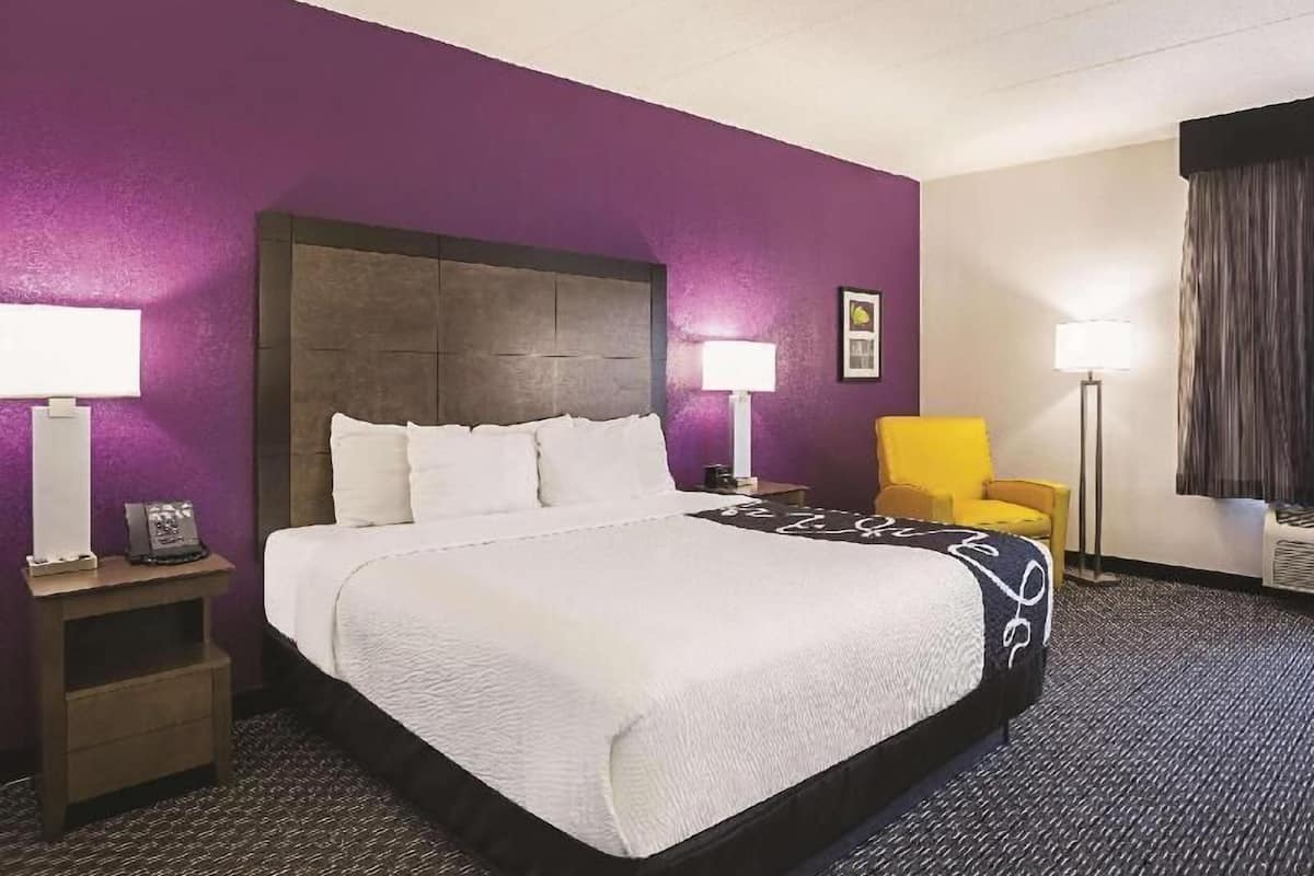 Roupas de cama premium, escrivaninha, cortinas blackout