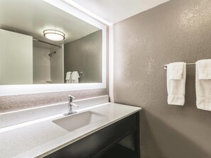 Tina con regadera, amenidades de baño gratuitas, secadora de cabello 