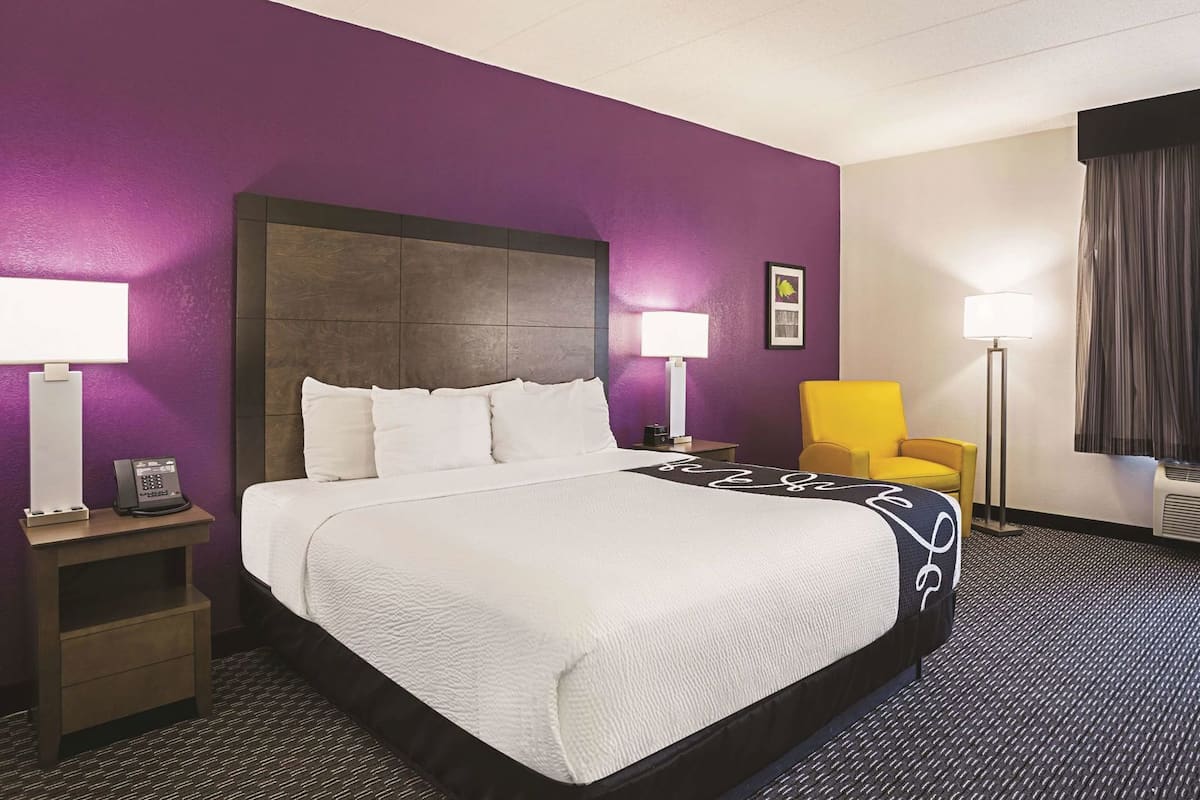 Roupas de cama premium, escrivaninha, cortinas blackout