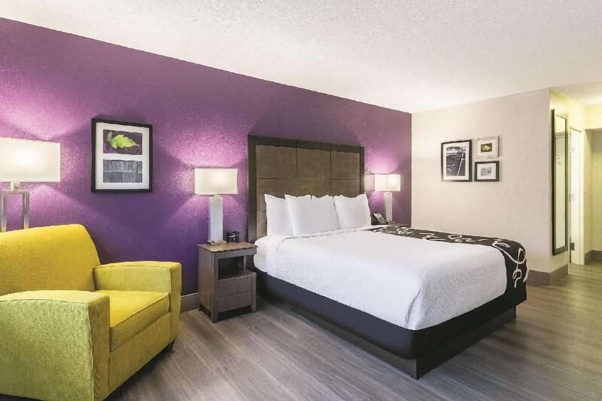 Roupas de cama premium, escrivaninha, cortinas blackout