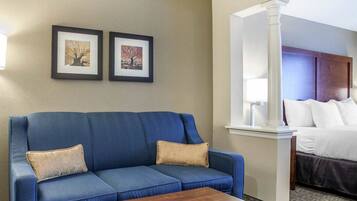 Business Studio Suite, 1 King Bed with Sofa Bed | Premium bedding, in-room safe, desk, iron/ironing board