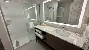 Chambre, 1 très grand lit, non-fumeur | Salle de bain