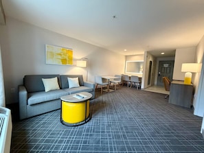 Premium bedding, in-room safe, desk, iron/ironing board - Comfort Inn & Suites Sturbridge - Brimfield (Sturbridge)