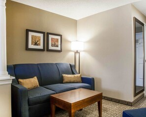 Premium bedding, in-room safe, desk, iron/ironing board - Comfort Inn & Suites Sturbridge - Brimfield (Sturbridge)