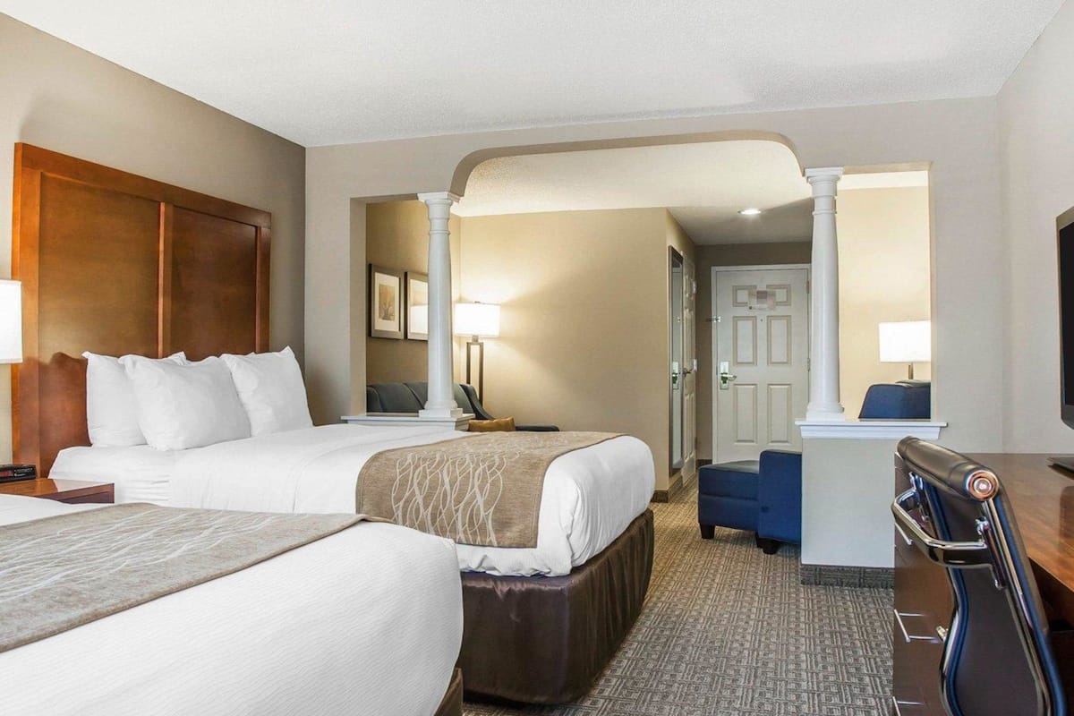 business studio suite, multiple beds, non smoking | premium bedding, in-room safe, desk, soundproofing