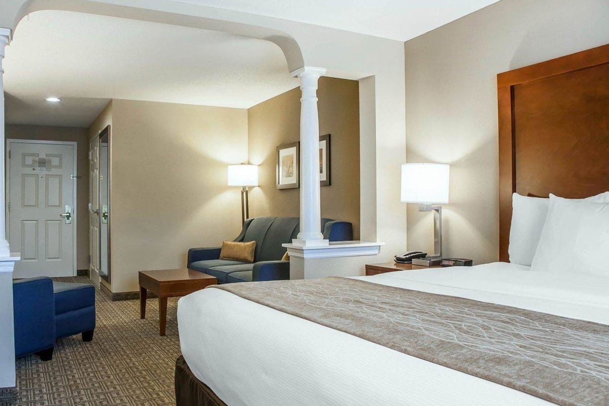 business studio suite, 1 king bed, non smoking | premium bedding, in-room safe, desk, soundproofing