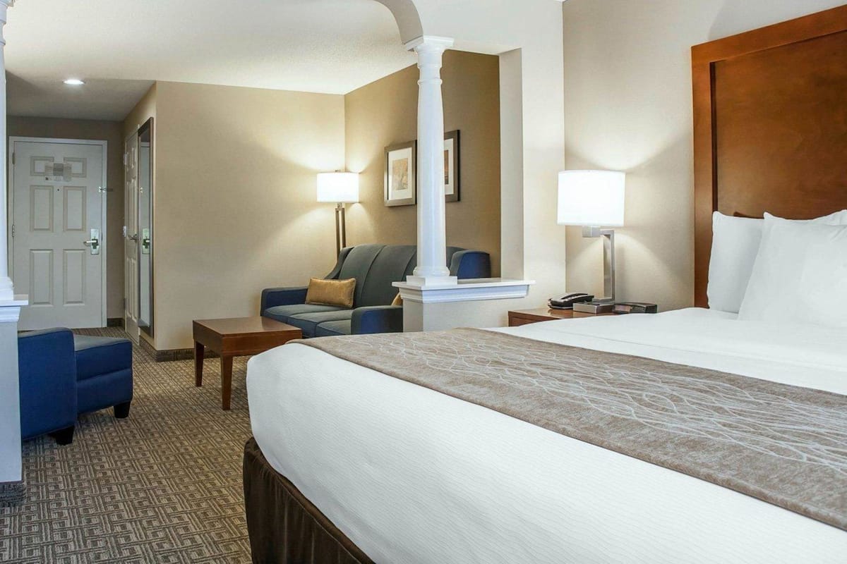 Premium bedding, in-room safe, desk, iron/ironing board