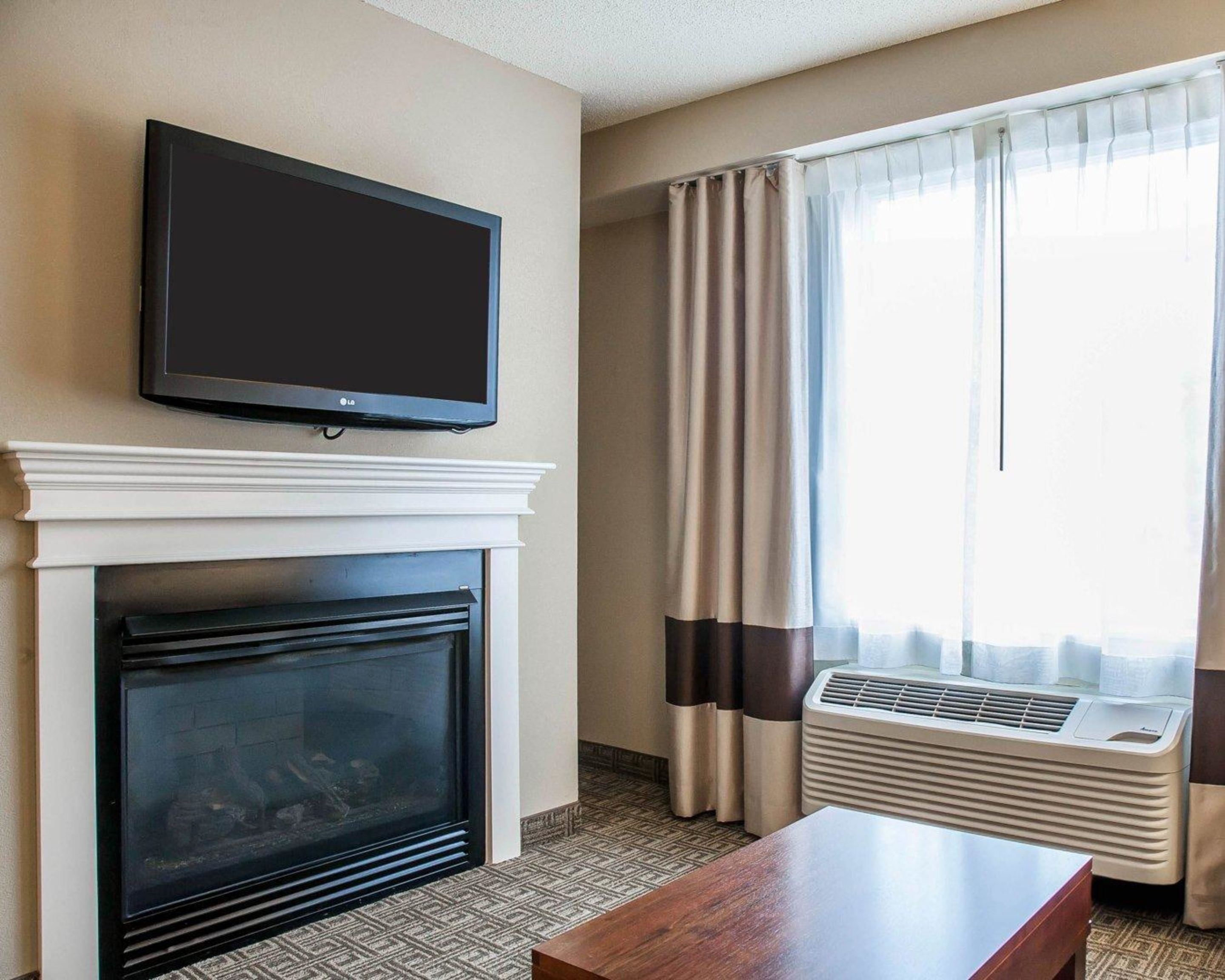 suite, 1 queen bed, non smoking, jetted tub | premium bedding, in-room safe, desk, soundproofing