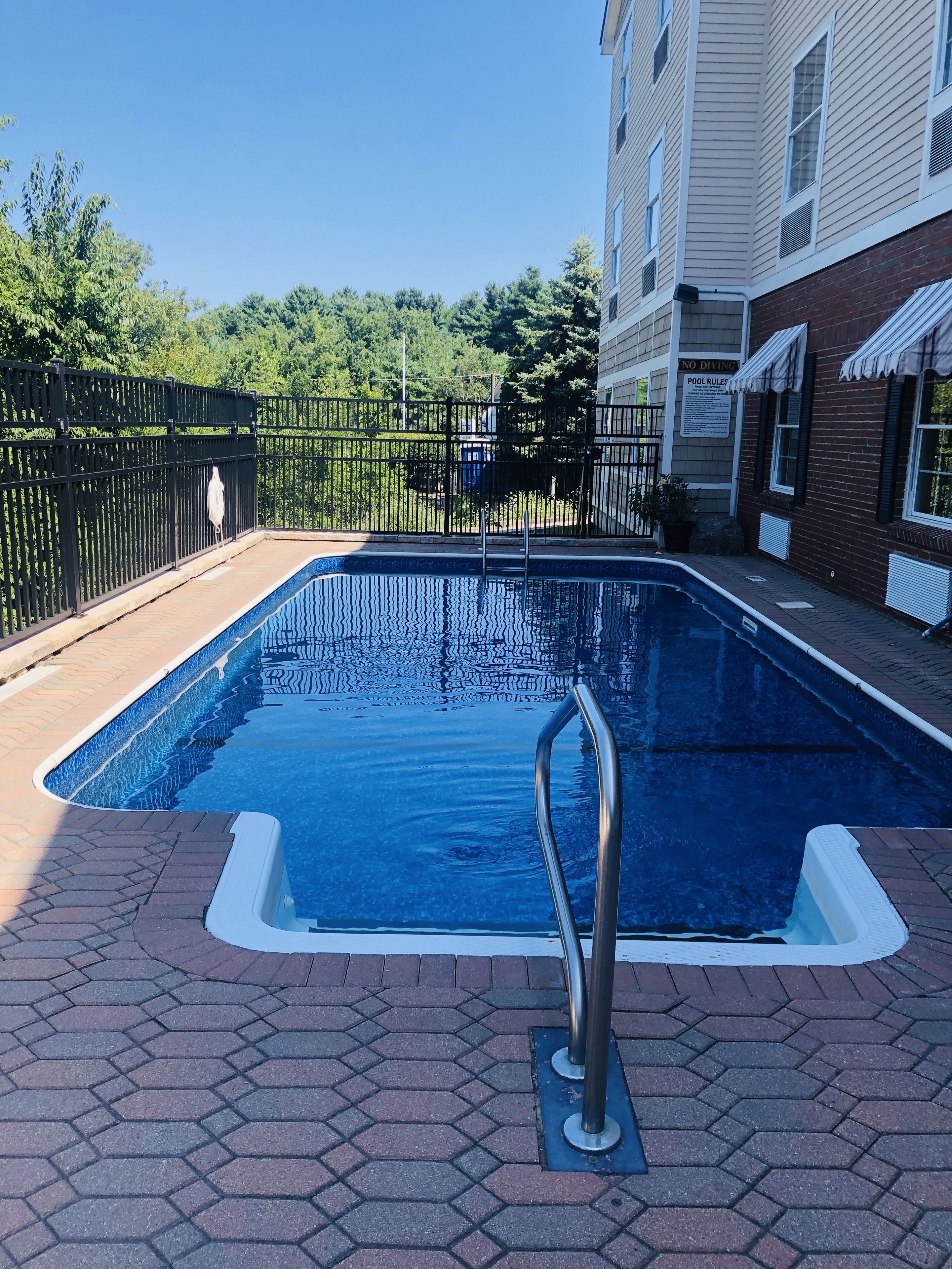 Piscina interna, piscina externa sazonal, guarda-sóis, espreguiçadeiras