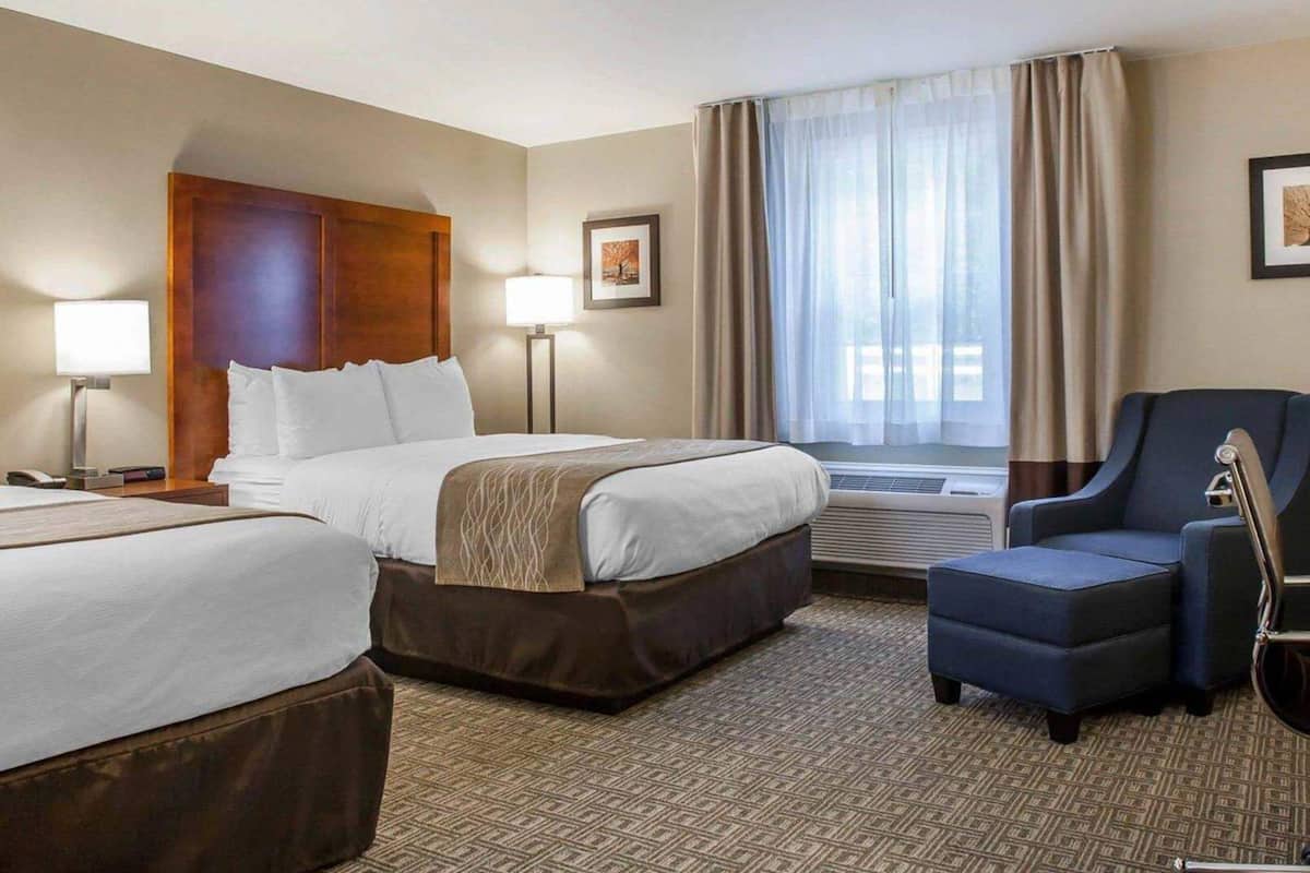 Premium bedding, in-room safe, desk, iron/ironing board