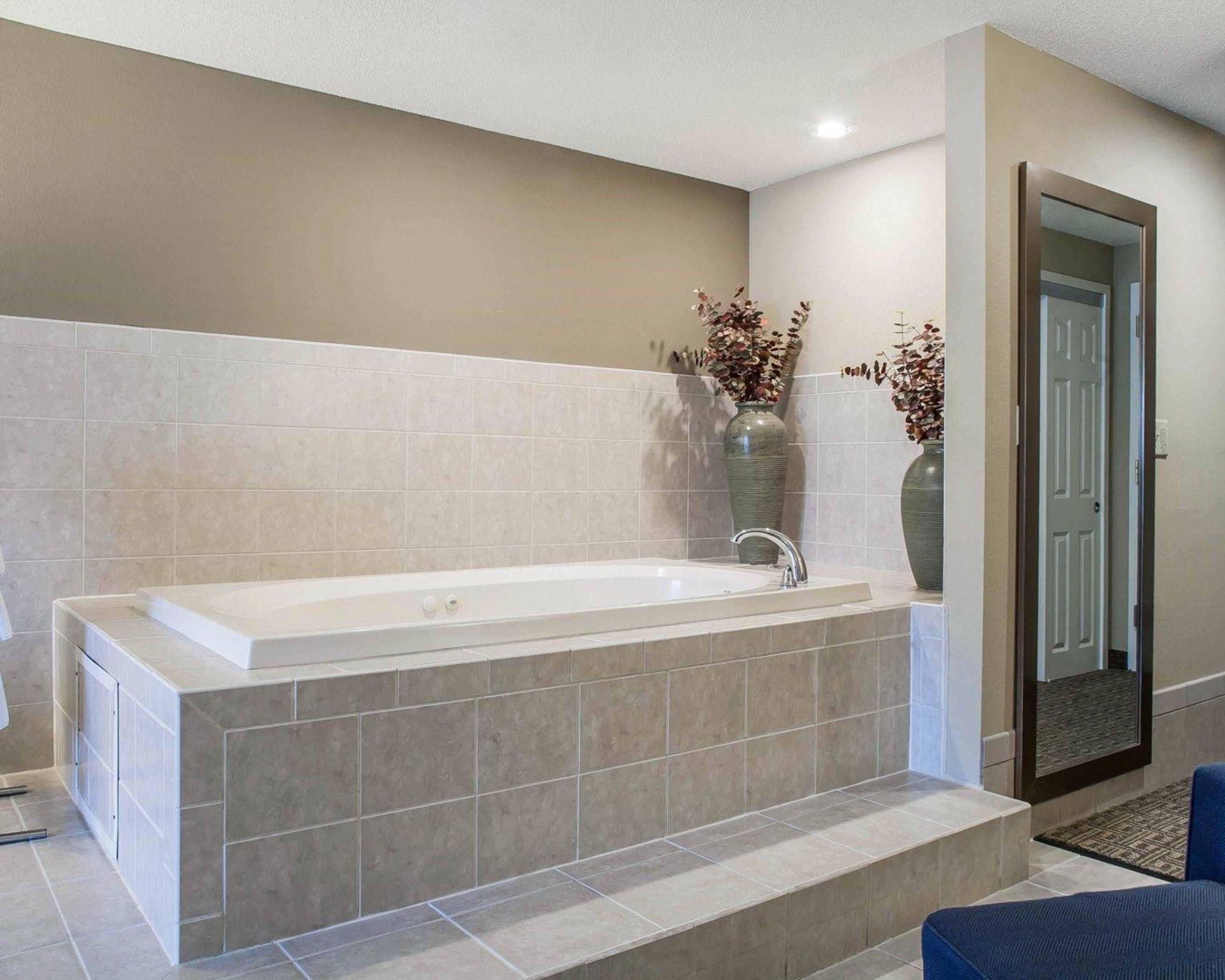 suite, 1 queen bed, non smoking, jetted tub | premium bedding, in-room safe, desk, soundproofing