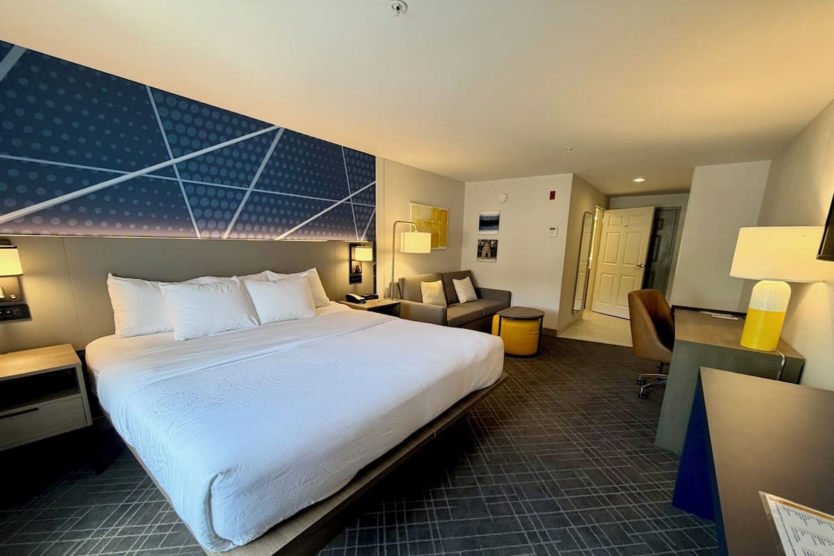 Suite estudio empresarial, 1 cama King size, para no fumadores | Ropa de cama de alta calidad y caja de seguridad en la habitación