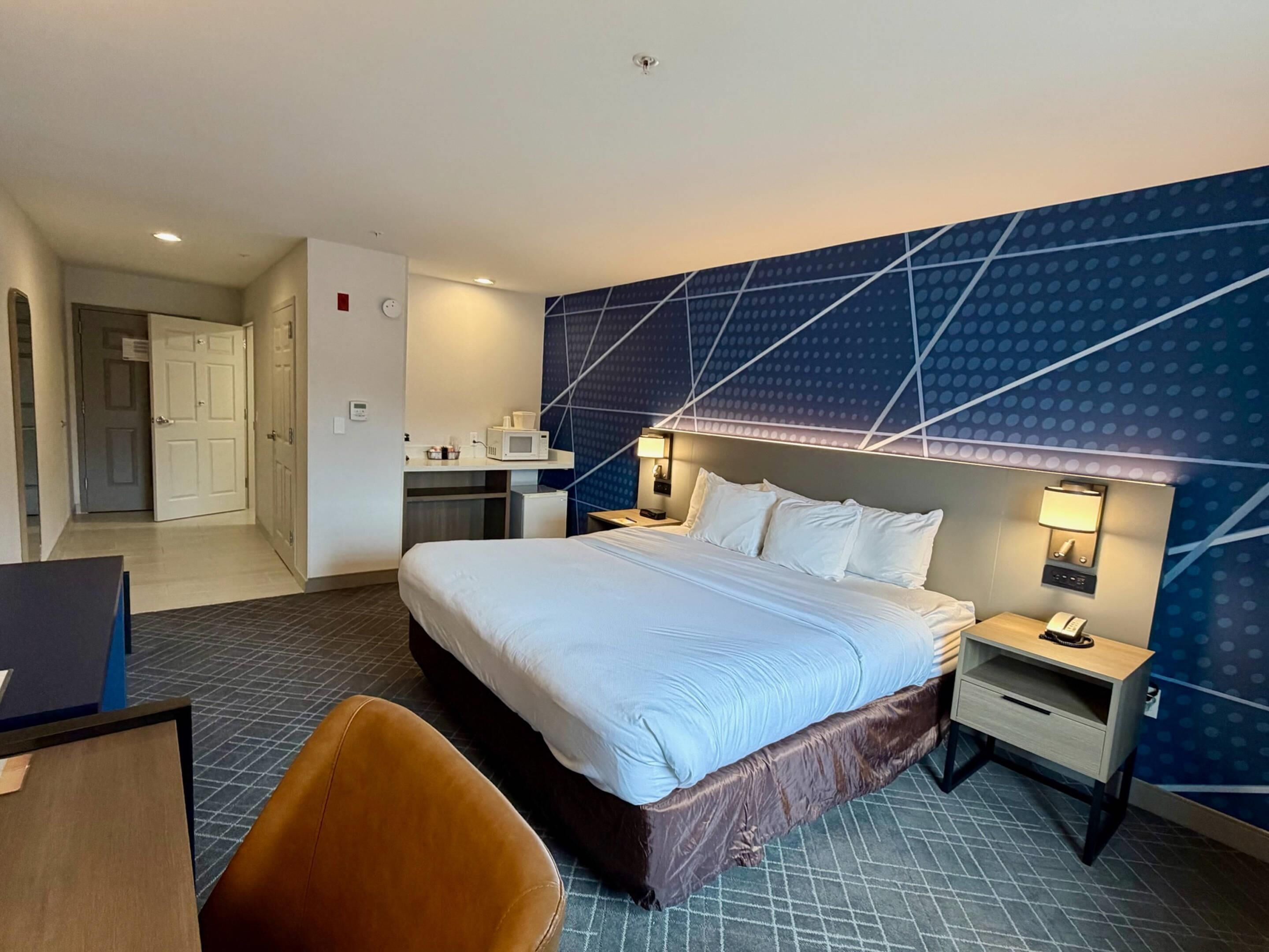 1 Queen Bed, Accessible | Premium bedding, in-room safe, desk, iron/ironing board