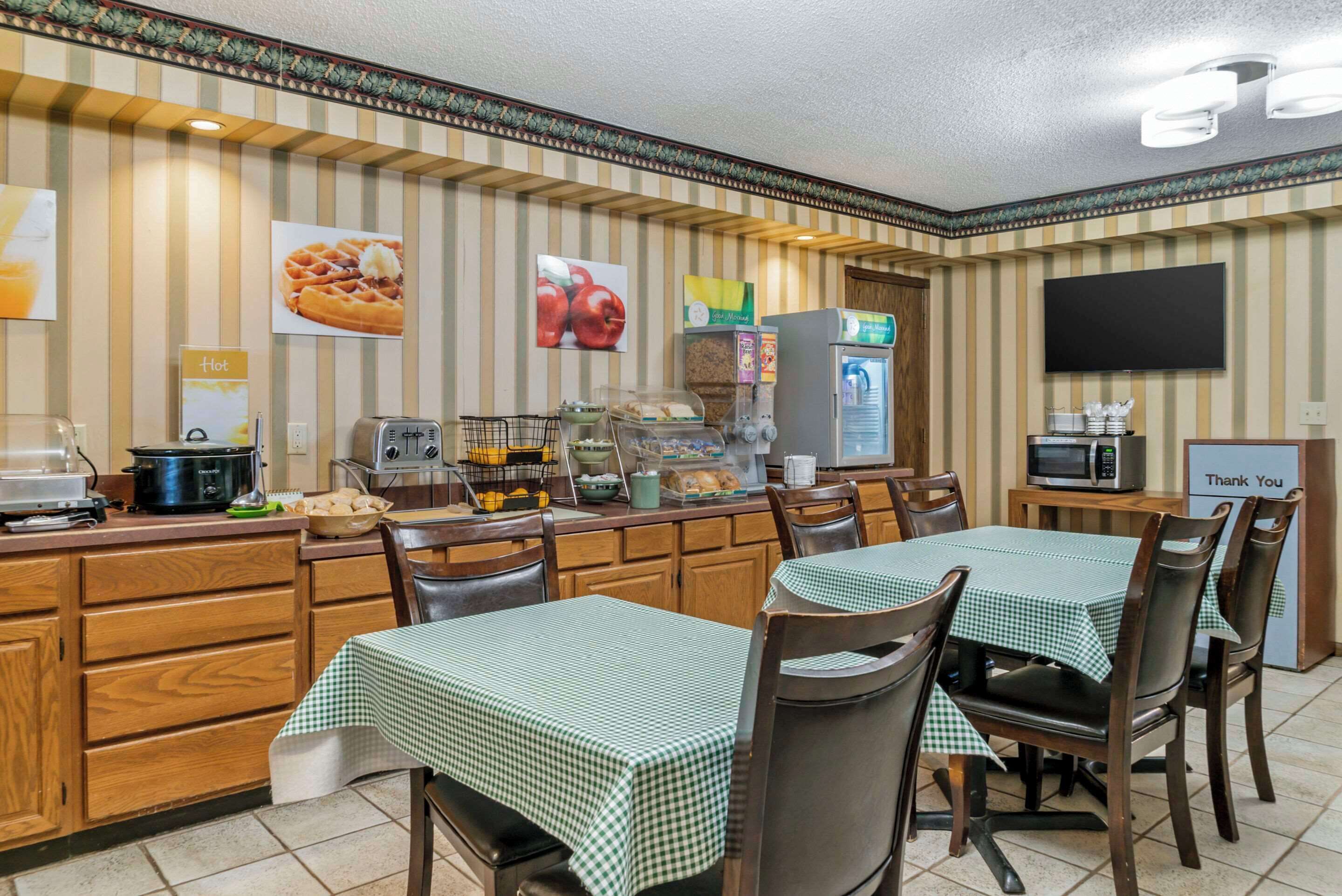 free buffet breakfast