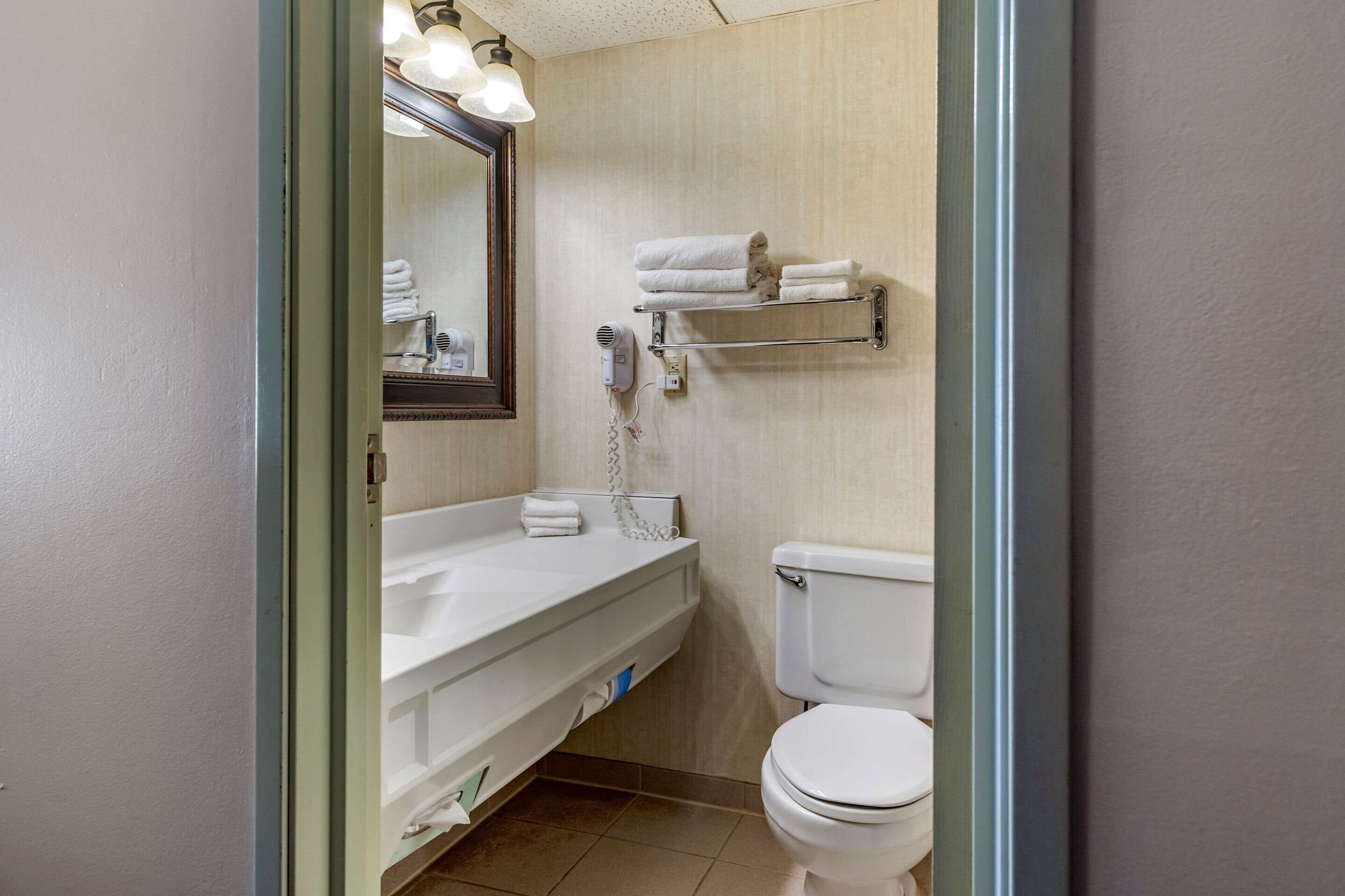 standard room, 2 queen beds, non smoking | bathroom | combined shower/bathtub, free toiletries, hair dryer, towels