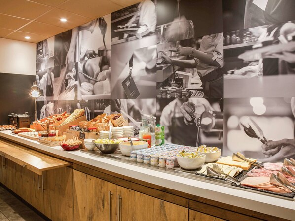 Breakfast and dinner served, French cuisine