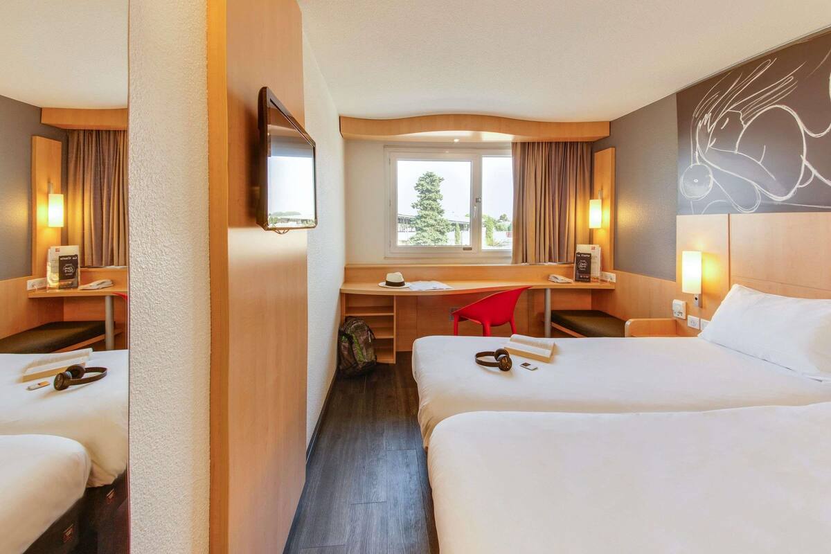 Standard-huone, 2 yhden hengen sänkyä | Työpöytä, pimennysverhot, äänieristys, silitysrauta/-lauta
