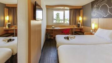 Camera Standard, 2 letti singoli | Una scrivania, tende oscuranti, insonorizzazione, ferro/asse da stiro