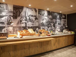 Breakfast and dinner served, French cuisine