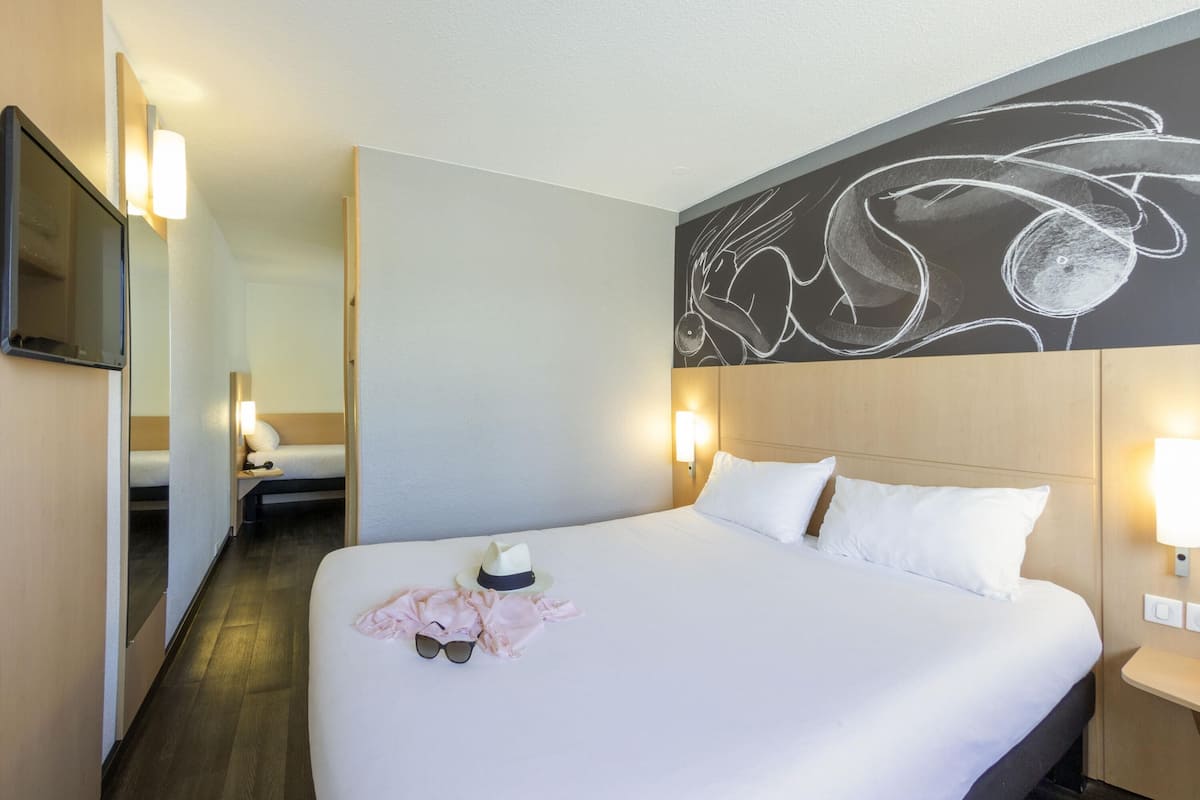 Standard Room, Multiple Beds | Desk, blackout drapes, soundproofing, iron/ironing board