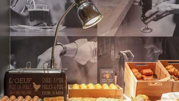 Colazione a buffet, servita tutte le mattine (13.90 EUR a persona)