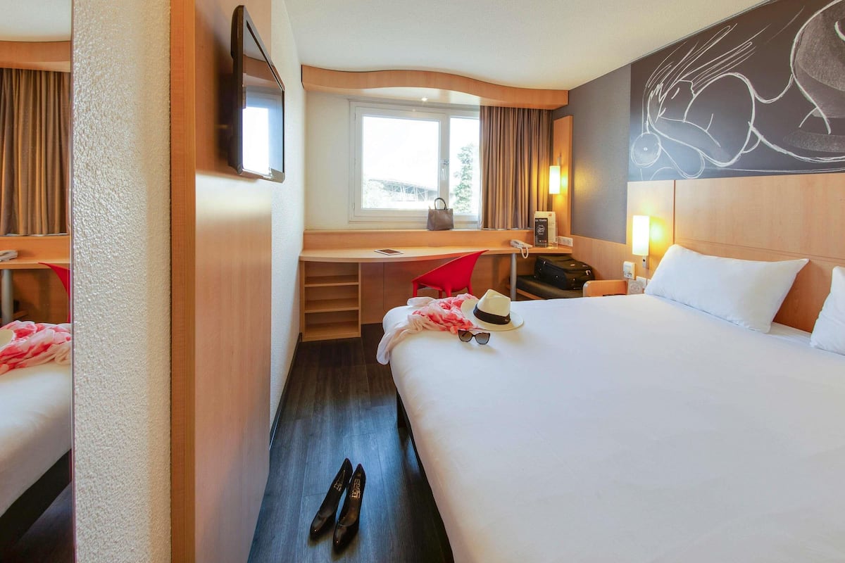 Standard Room, 1 Double Bed, Accessible | Desk, blackout drapes, soundproofing, iron/ironing board