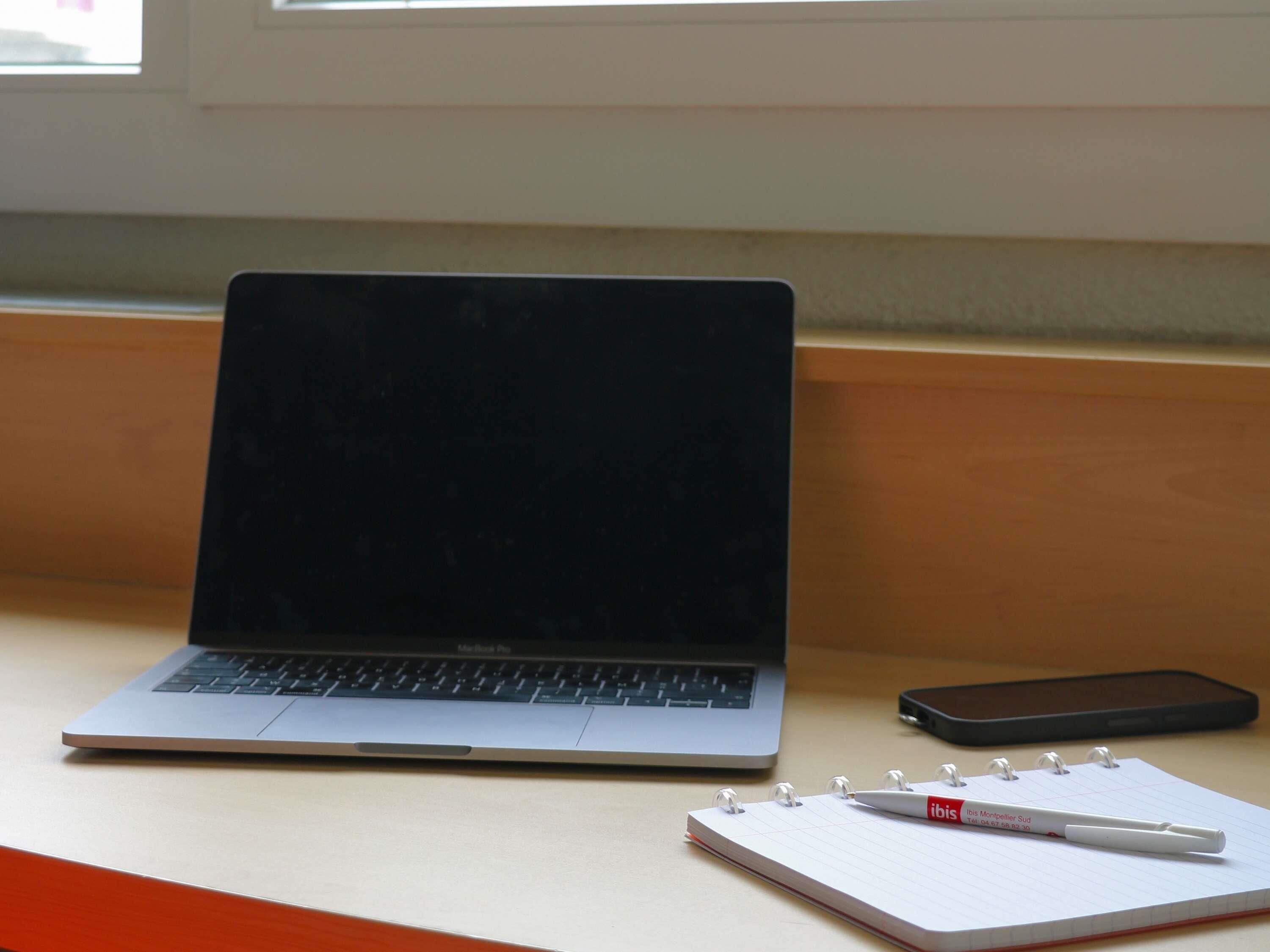 Escritorio, cortinas blackout y sistema de insonorización 