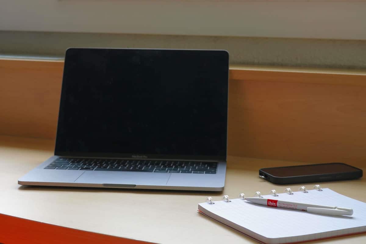 Escritorio, cortinas blackout y insonorización