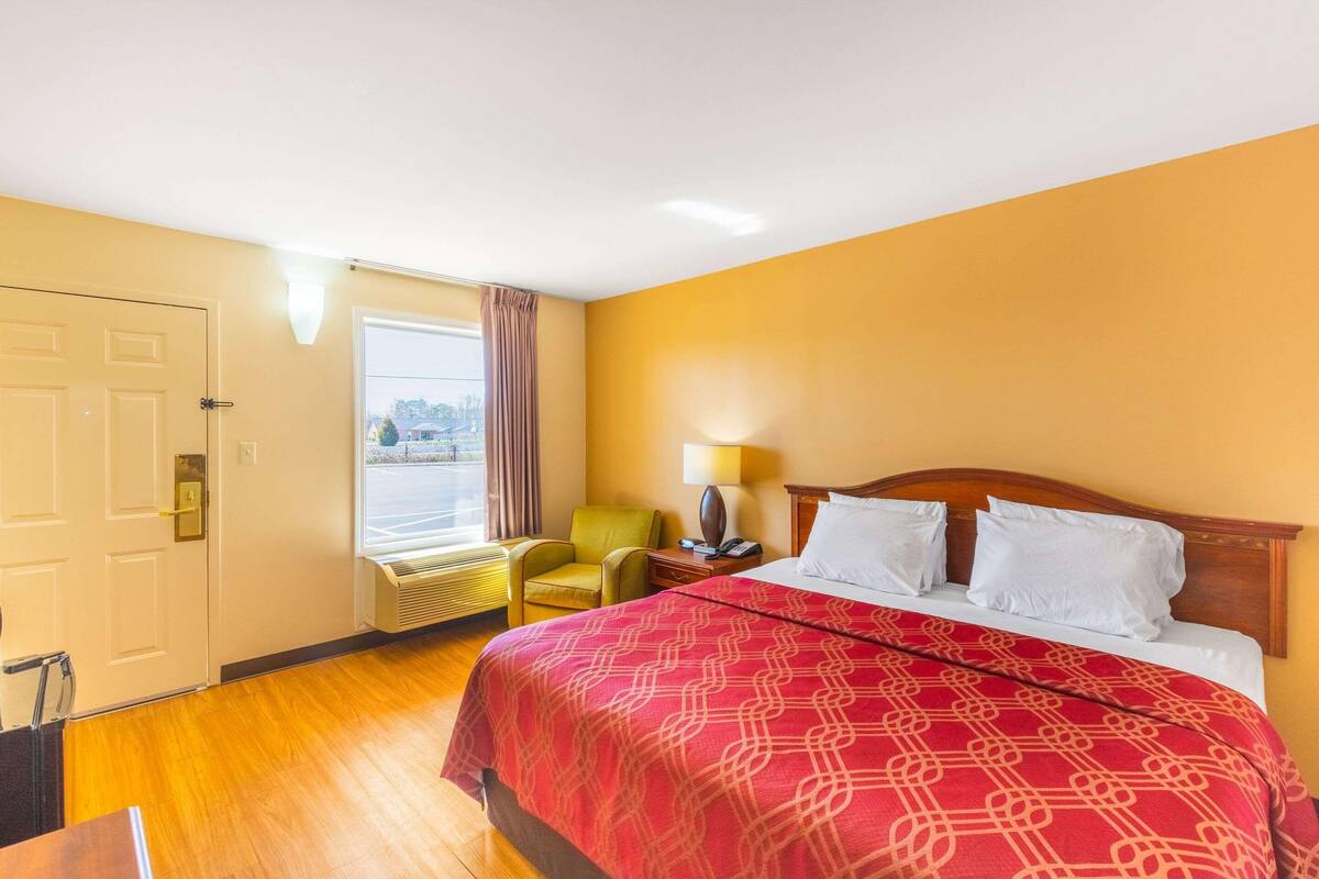 1 bedroom, desk, free WiFi, alarm clocks