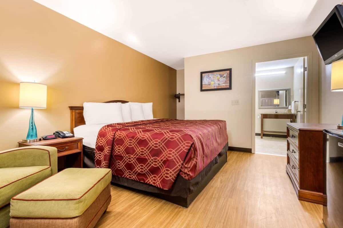 1 bedroom, desk, free WiFi, alarm clocks