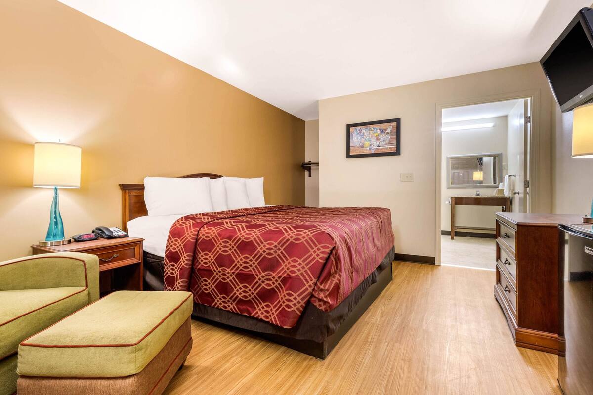 Standard Room, 1 King Bed, Smoking | 1 bedroom, desk, free WiFi, alarm clocks