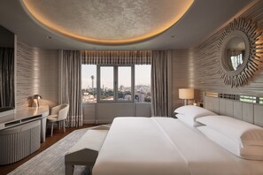 Premium-Suite, 1 Schlafzimmer | Hochwertige Bettwaren, Minibar, Zimmersafe, Schreibtisch