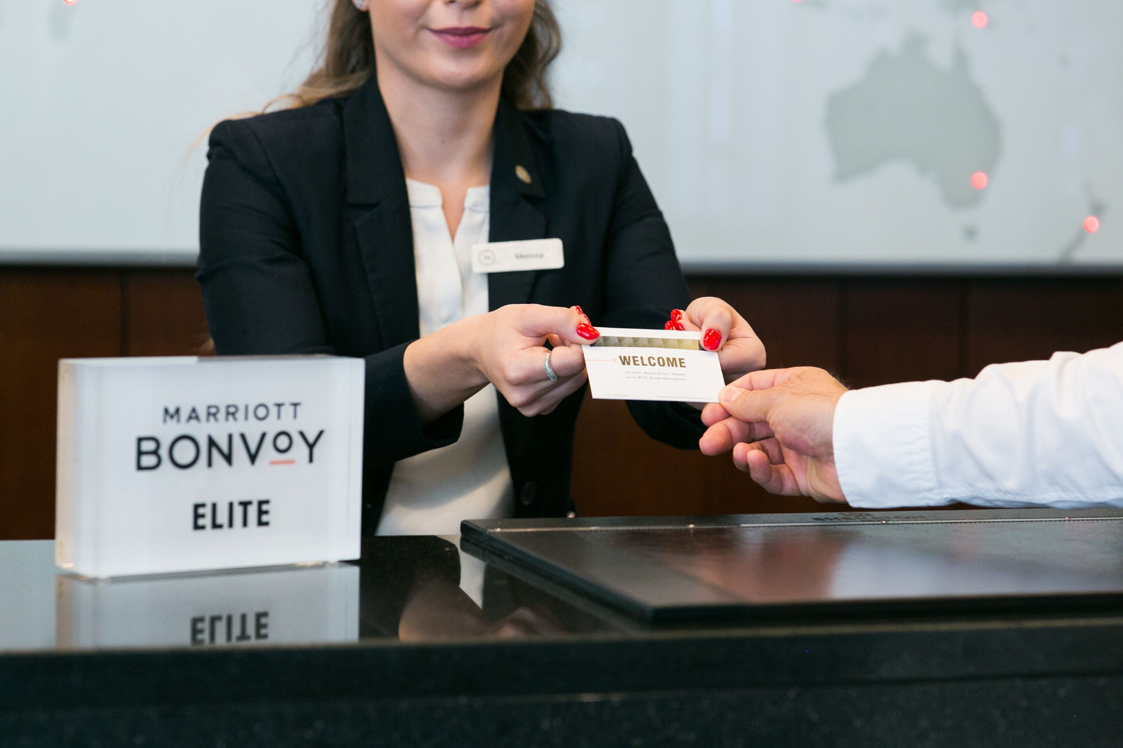 Un mostrador de recepción con un cartel que dice 'MARRIOTT BONVOY ELITE'.