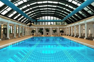 Kapalı yüzme havuzu 