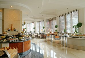 매일 뷔페 아침 식사(1인당 EUR 25)