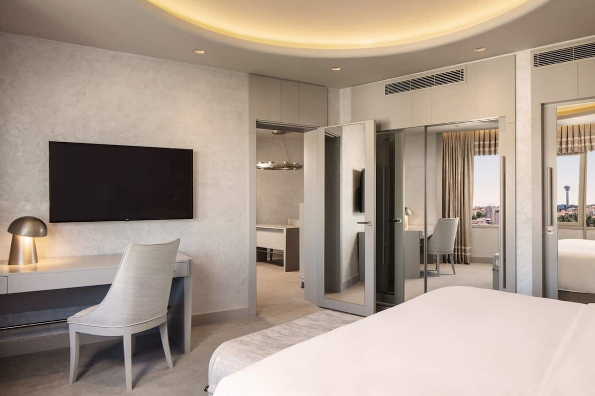 Executive Suite, 1 Bedroom | 1 bedroom, premium bedding, minibar, in-room safe