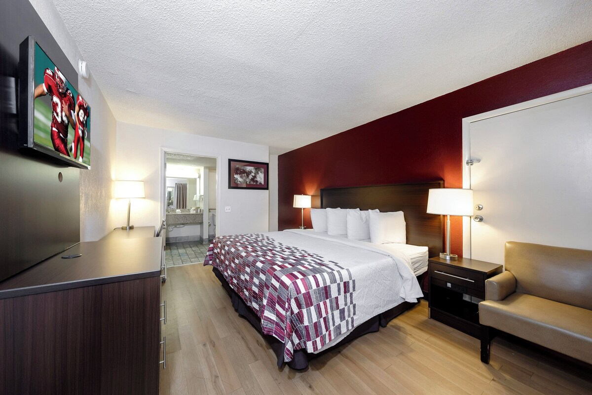 Superior Room, 1 King Bed, Smoking | Desk, blackout drapes, cribs (free), WiFi (free)