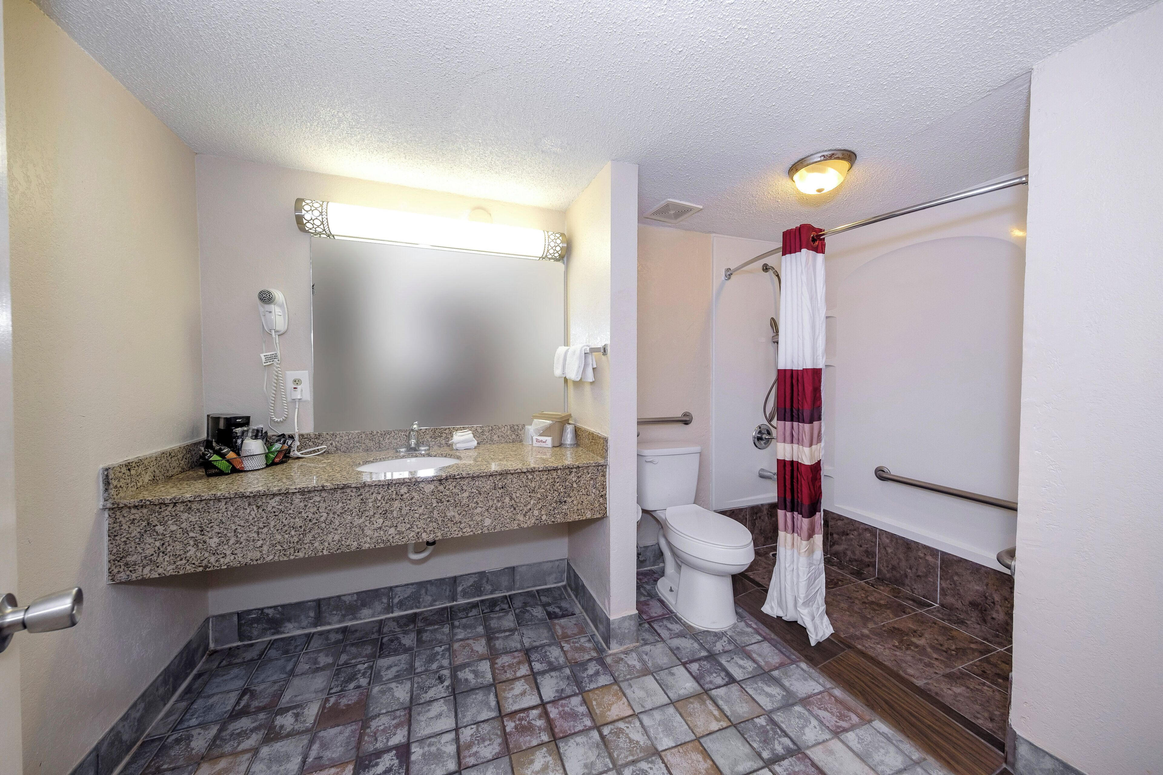Deluxe Room, 1 King Bed, Accessible, Non Smoking (Roll-In Shower) | Bathroom