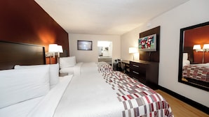 Desk, blackout drapes, cribs (free), WiFi (free) - Red Roof Inn Atlanta - Suwanee/ Mall of Georgia (Suwanee)