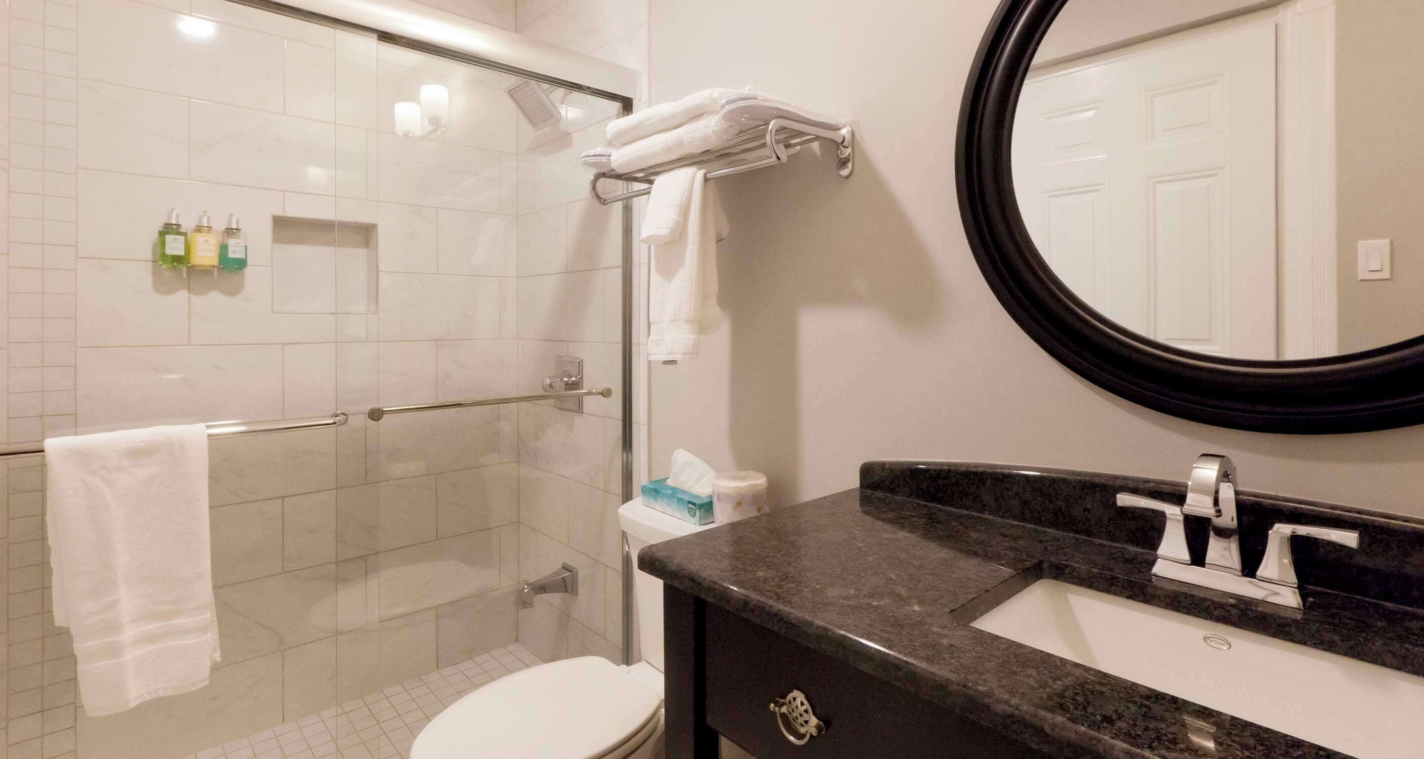 standard room, 1 king bed, non smoking (larger room) | bathroom | combined shower/bathtub, free toiletries, hair dryer, bathrobes