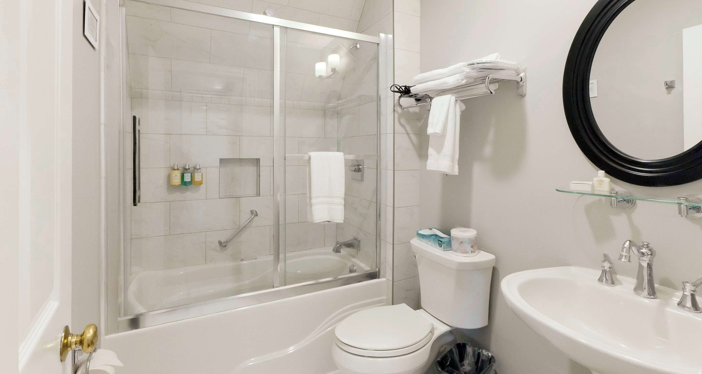 standard room, 1 king bed, non smoking, balcony | bathroom | combined shower/bathtub, free toiletries, hair dryer, bathrobes