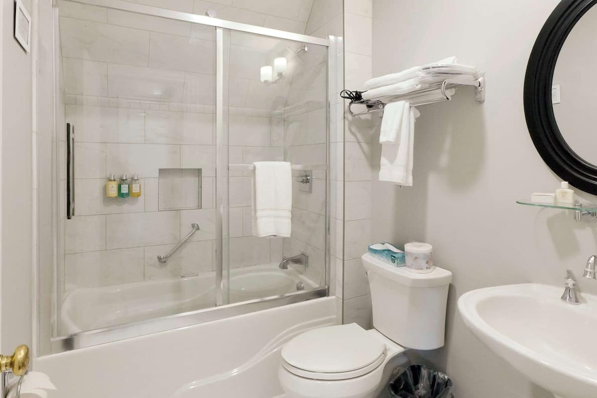 standard room, 1 king bed, non smoking, balcony | bathroom | combined shower/bathtub, free toiletries, hair dryer, bathrobes