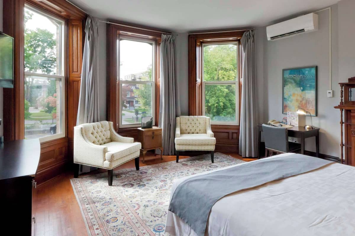 standard room, 1 king bed, non smoking (larger room) | premium bedding, individually decorated, individually furnished, desk