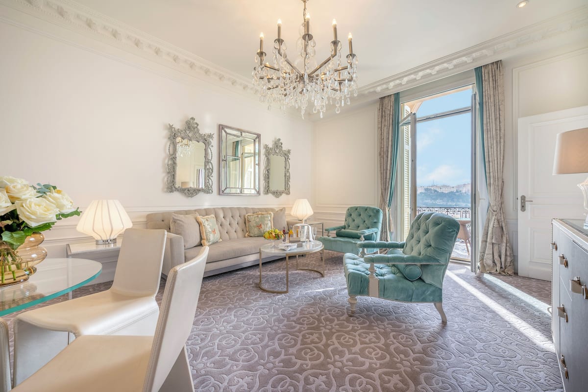 Suite, terras, uitzicht op zee | Luxe beddengoed, een minibar, een kluis op de kamer